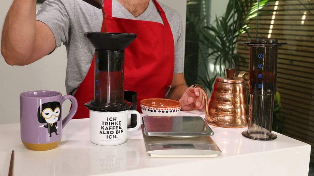Den Brühzylinder mit Kaffeepulver befüllen