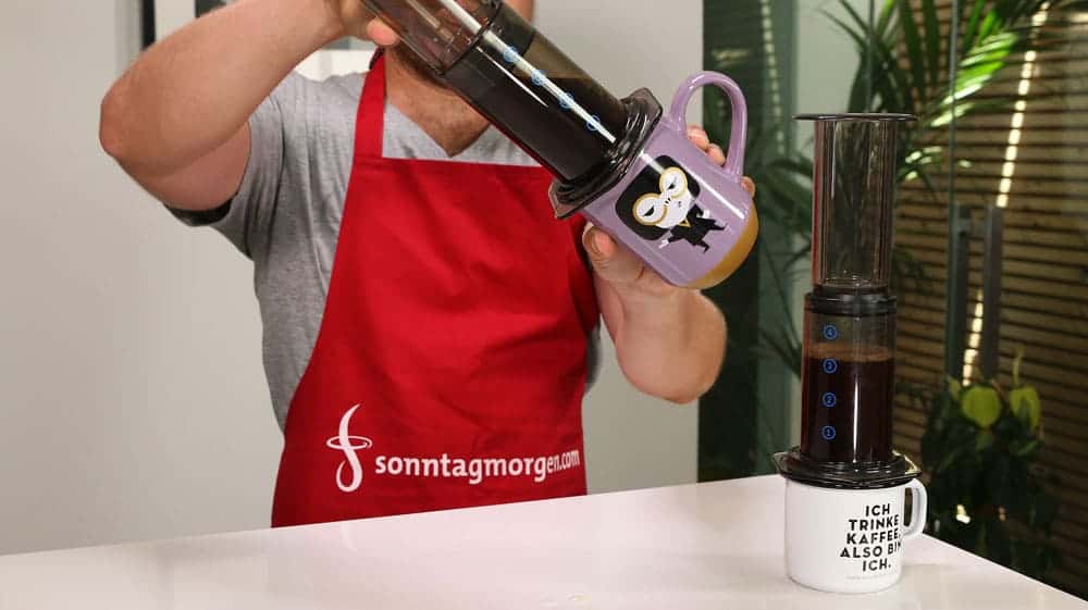 Die Tasse auf unter dem Kolben
