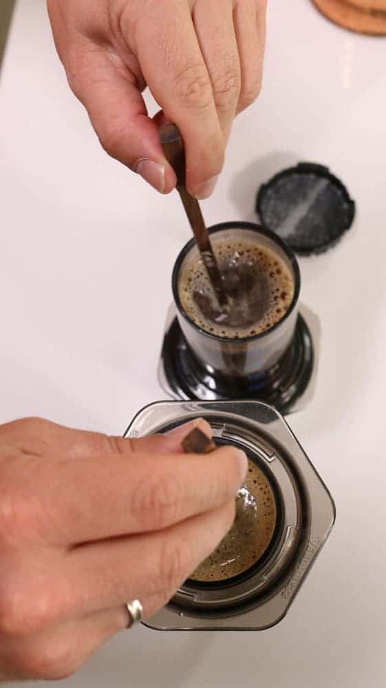 Kaffeepulver umrühren