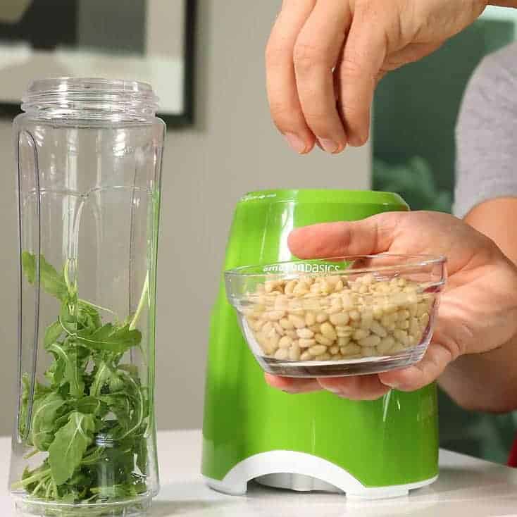 AmazonBasics Mixer mit Pinienkernen