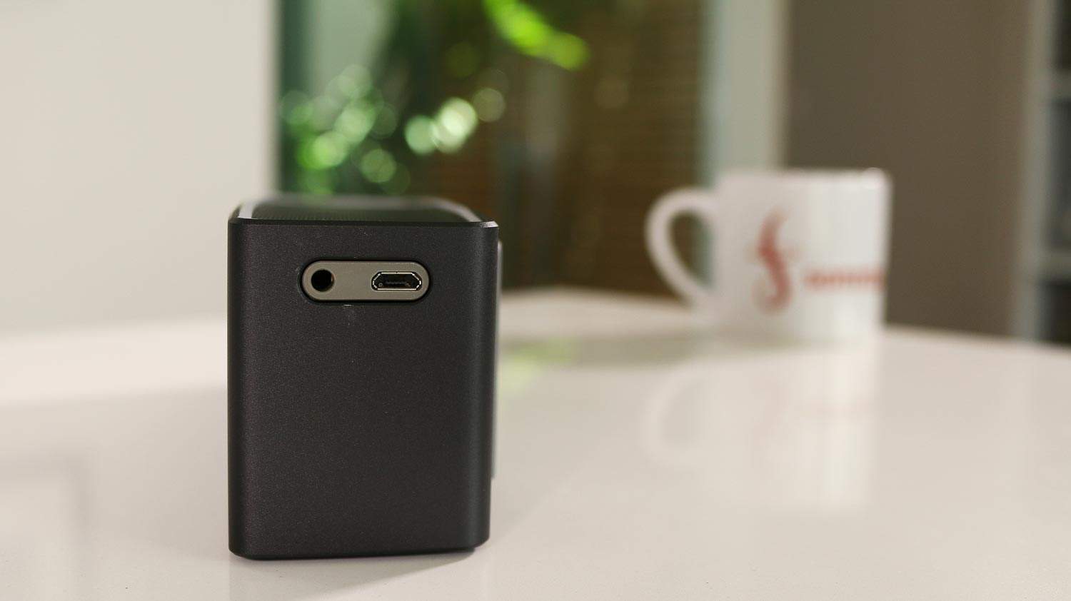 Micro-USB- und AUX-Buchse an der Seite