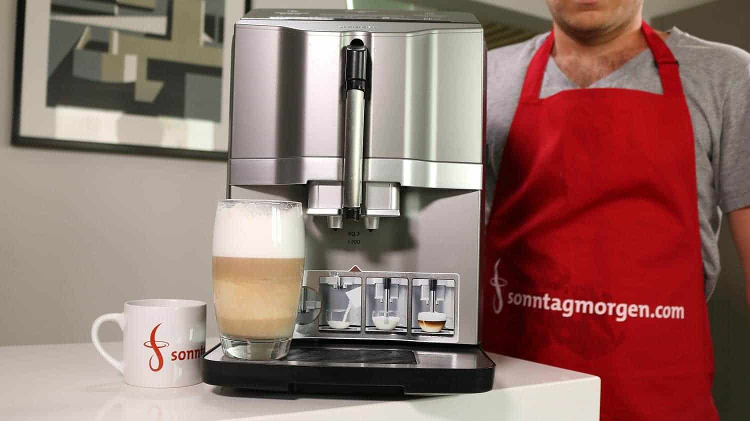 Ein Glas Latte Macchiato vom Kaffeevollautomaten