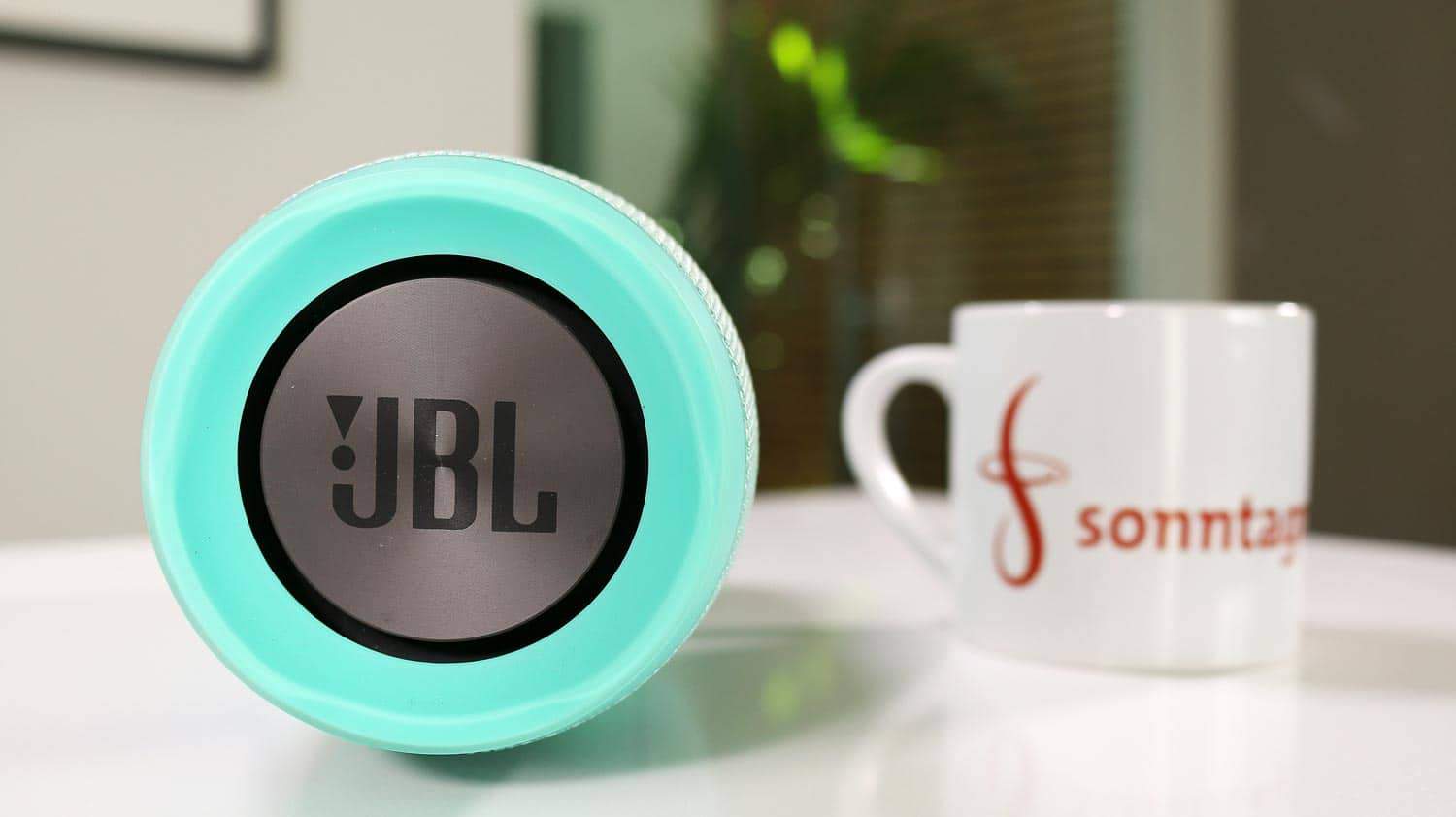 Die JBL Charge 3 von der Seite