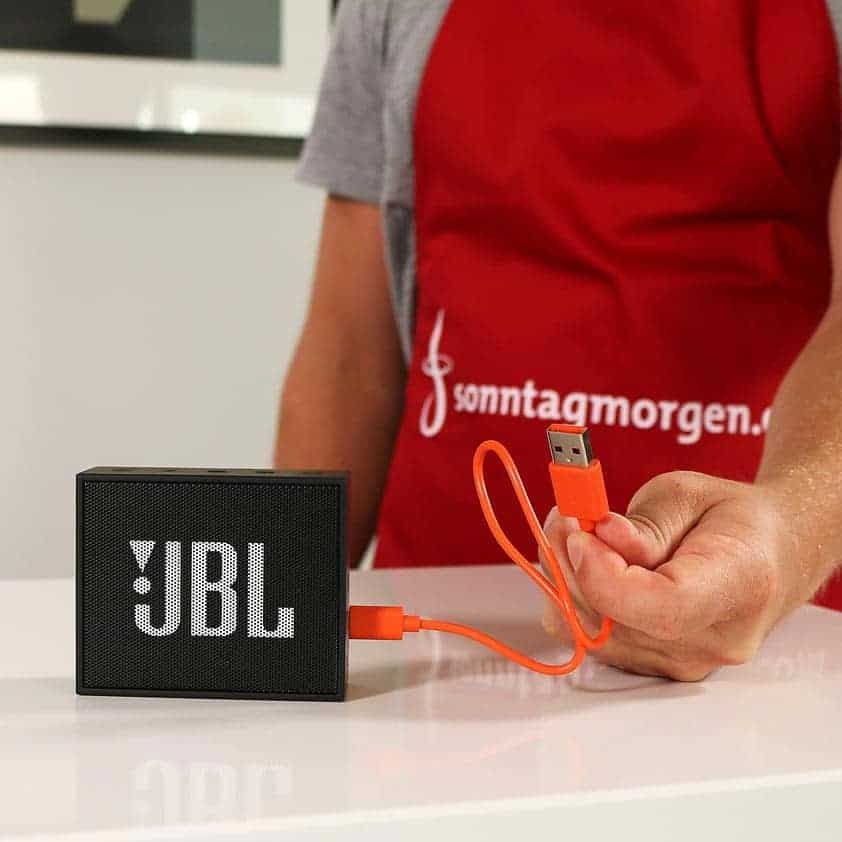 JBL Go Ultra mit USB Kabel
