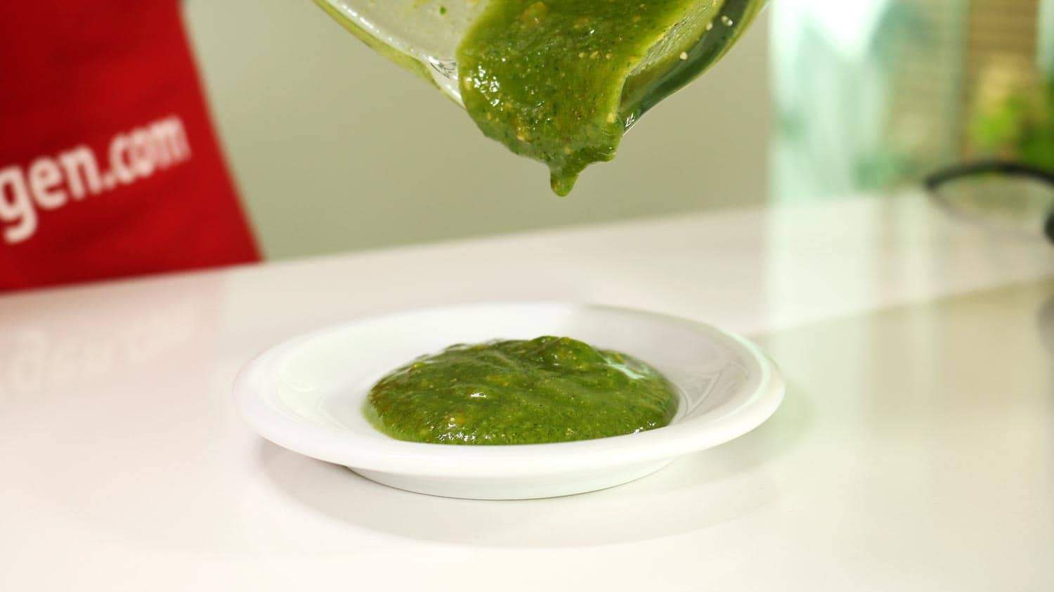 Für den Test haben wir ein einfaches Pesto zubereitet, mit Zutaten, die ihr in jedem Supermarkt bekommt