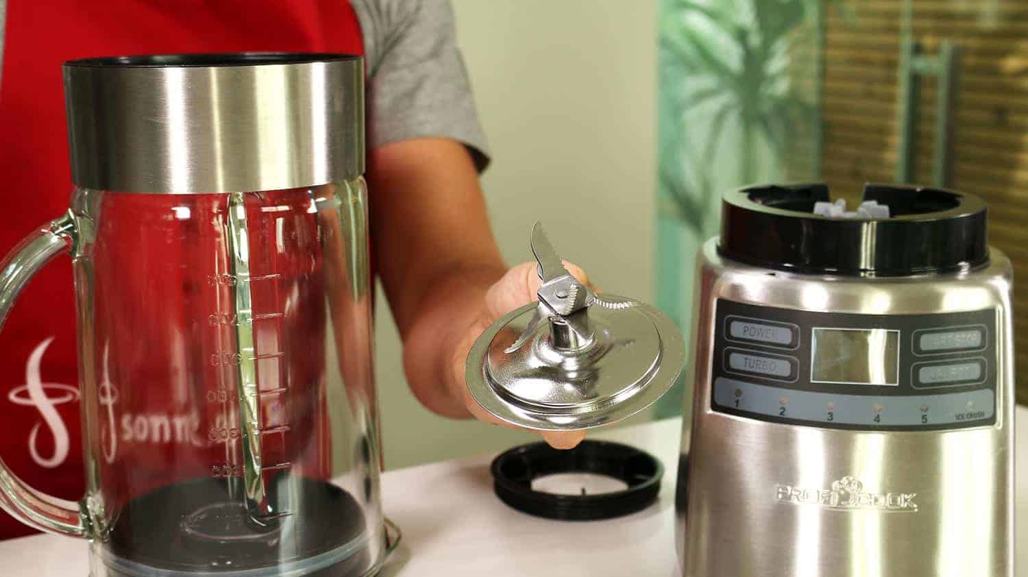 Bei der Anordnung profitiert ihr für Smoothies am meisten, wenn die Klingen nicht auf einer Ebene, sondern wie ein räumlicher Stern angeordnet sind.