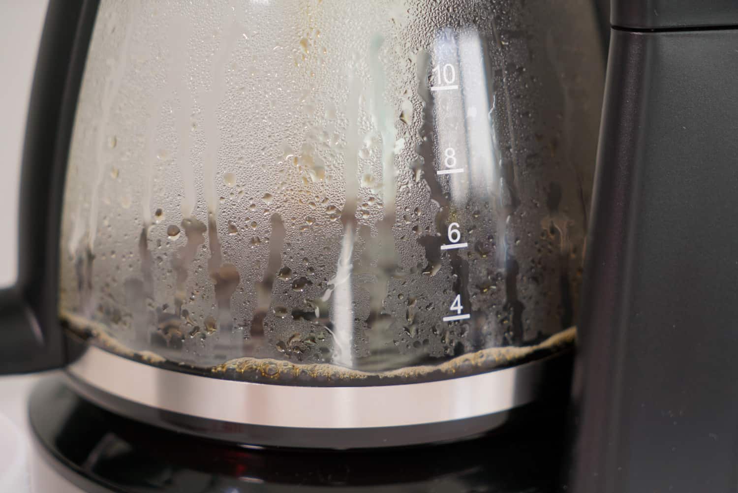 Kaffee tröpfelt in die Glaskanne