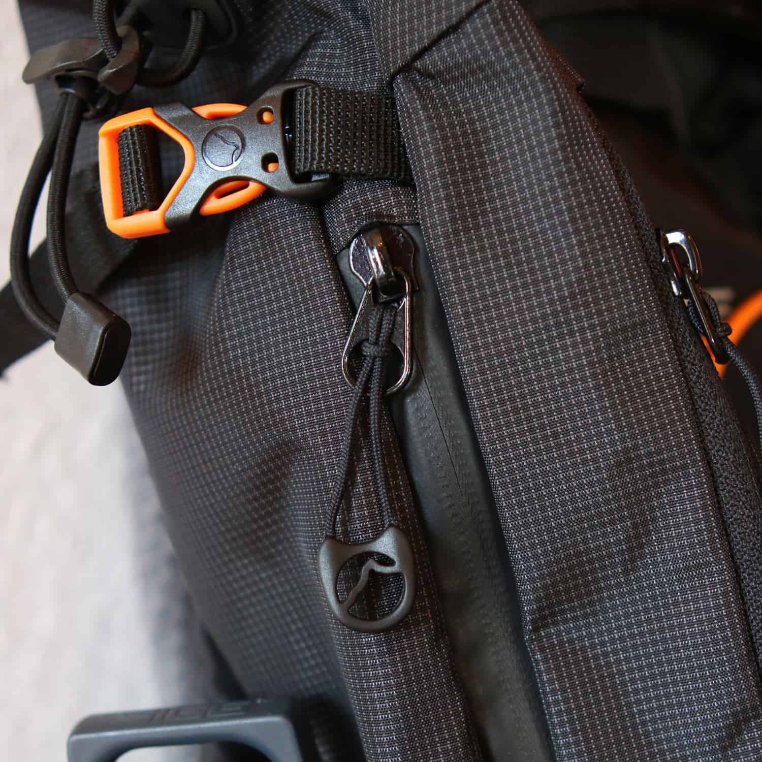 Lowe Alpine Airzone Pro – Reißverschluss
