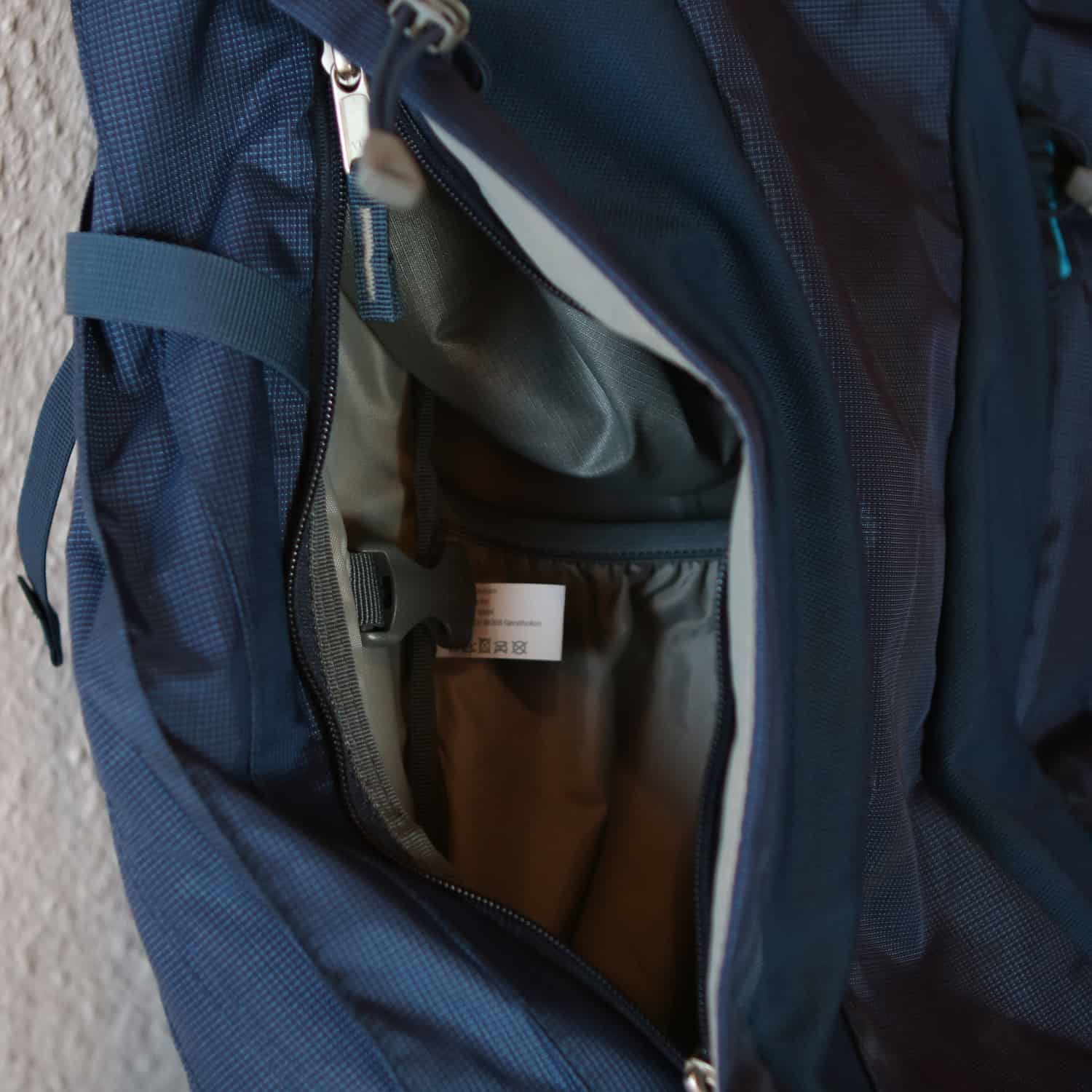 Deuter Aircontact Rucksack seitlich zum Hauptfach