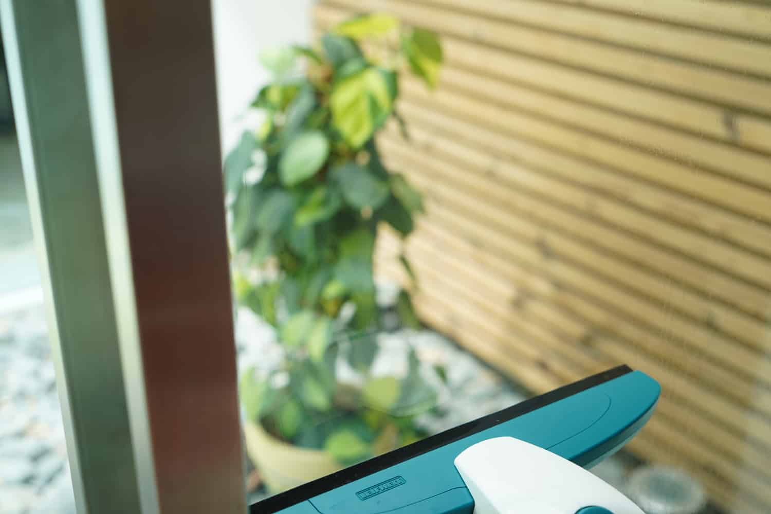 Leifheit Fenstersauger Set Dry & Clean – Saugdüse auf Fensterglas
