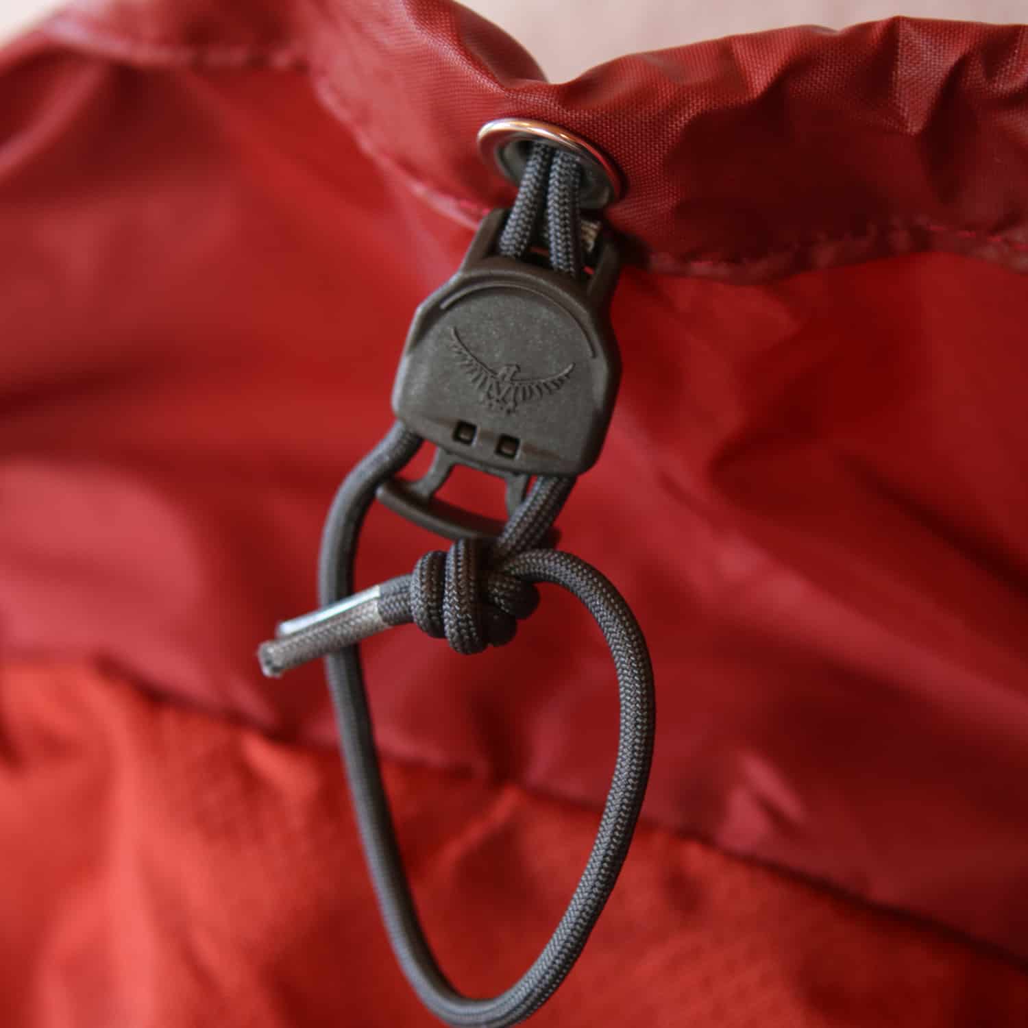 Osprey Kestrel 48 – Verschluss