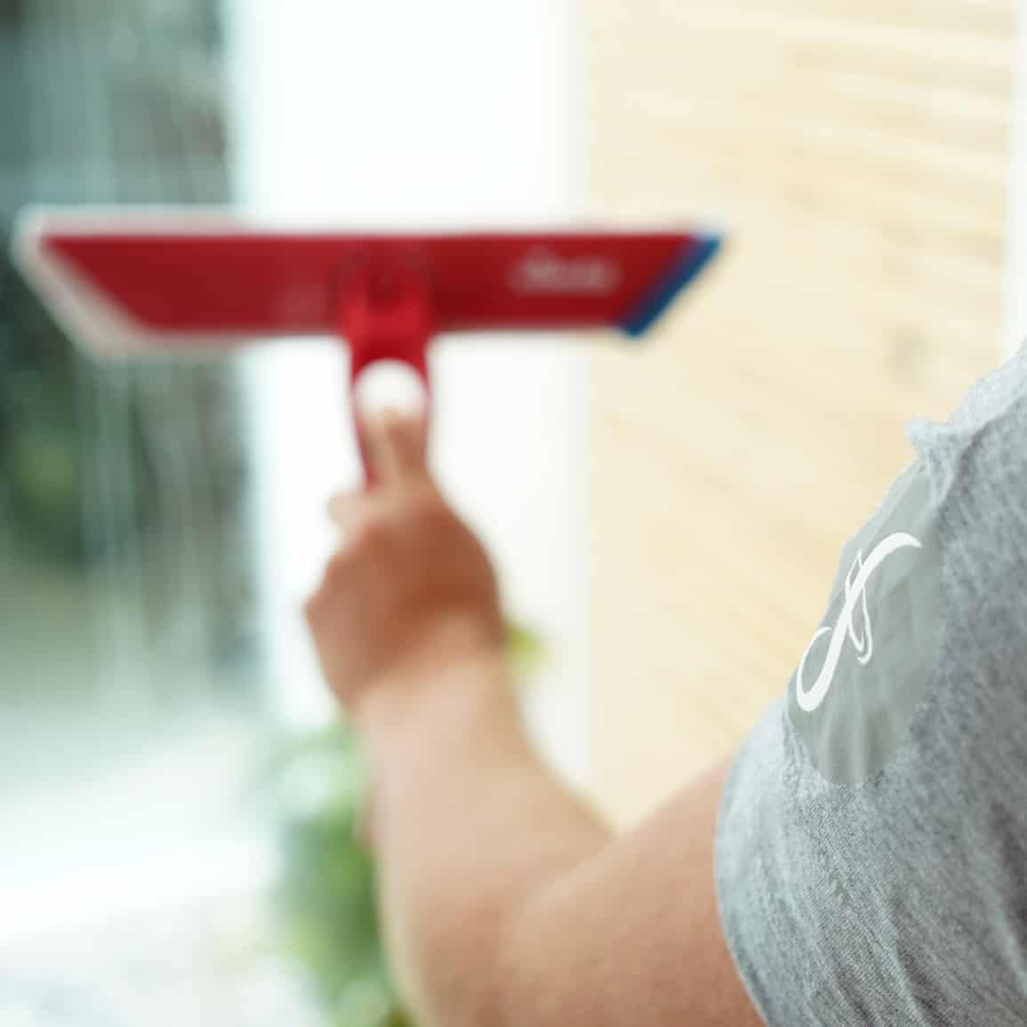 Vileda Windomatic Fenstersauger – Fenster einseifen