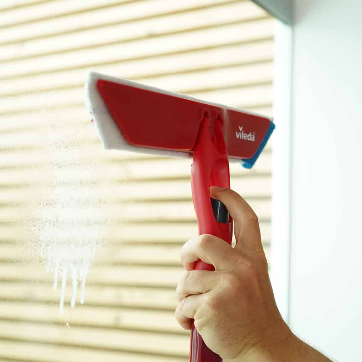 Vileda Windomatic Fenstersauger – Spray-Einwascher im Einsatz