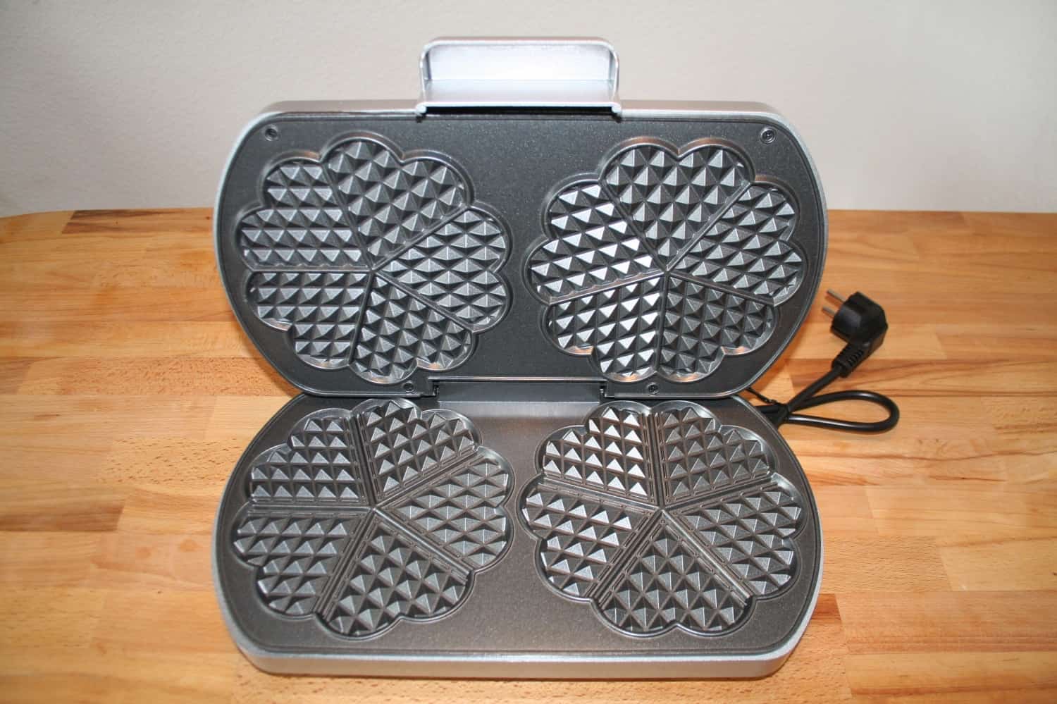 Clatronic Waffeleisen – offen, zeigt 2 Platten