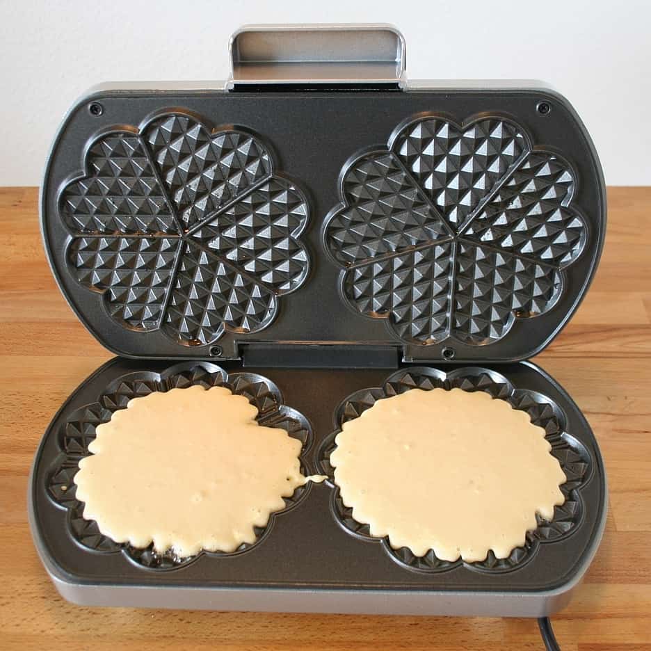 Clatronic Waffeleisen – mit Teig gefüllt