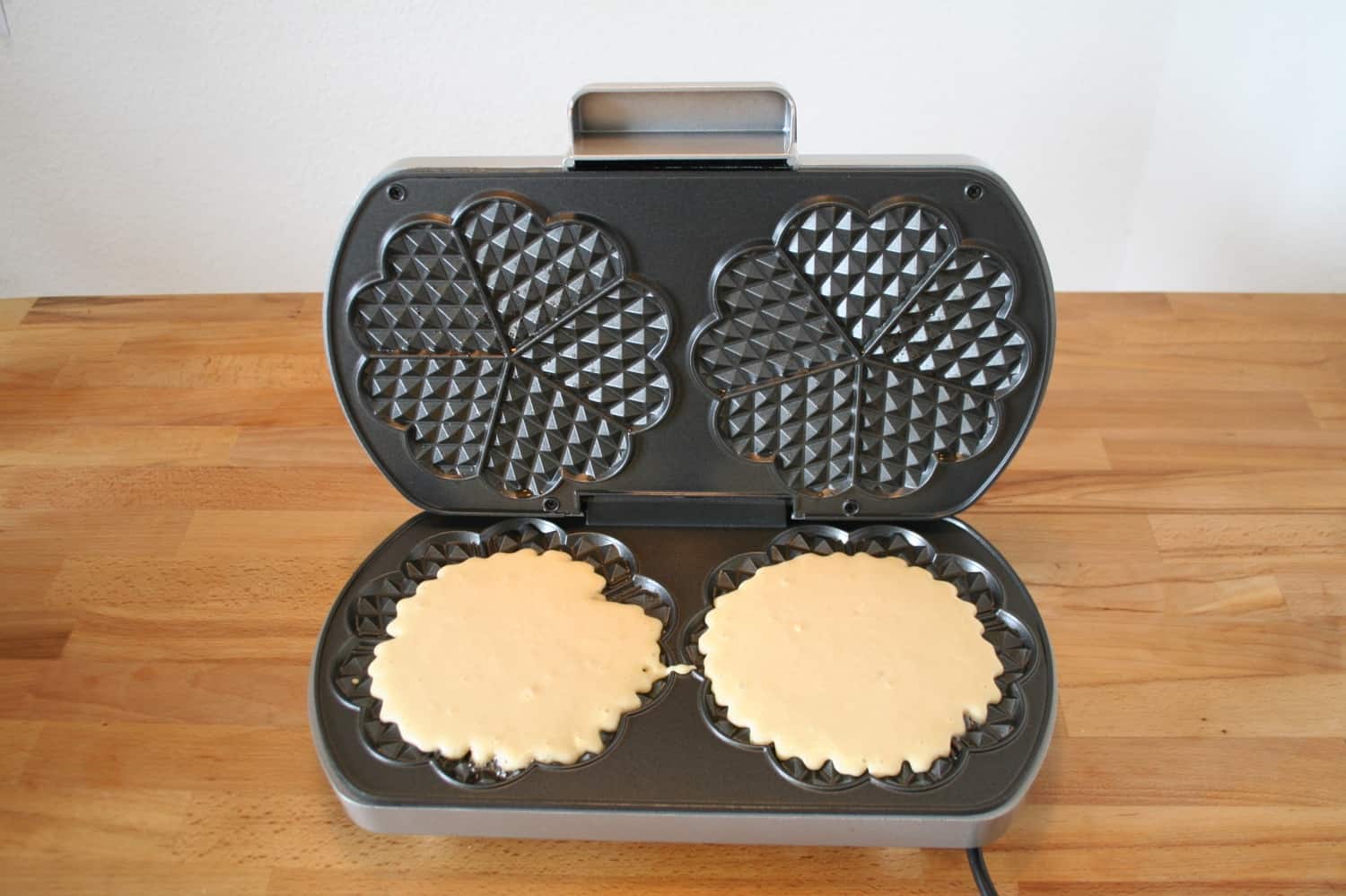 Clatronic Waffeleisen – Gerät offen mit Teig