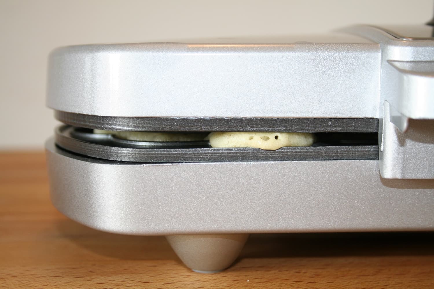 Clatronic Waffeleisen – Teig an der Seite
