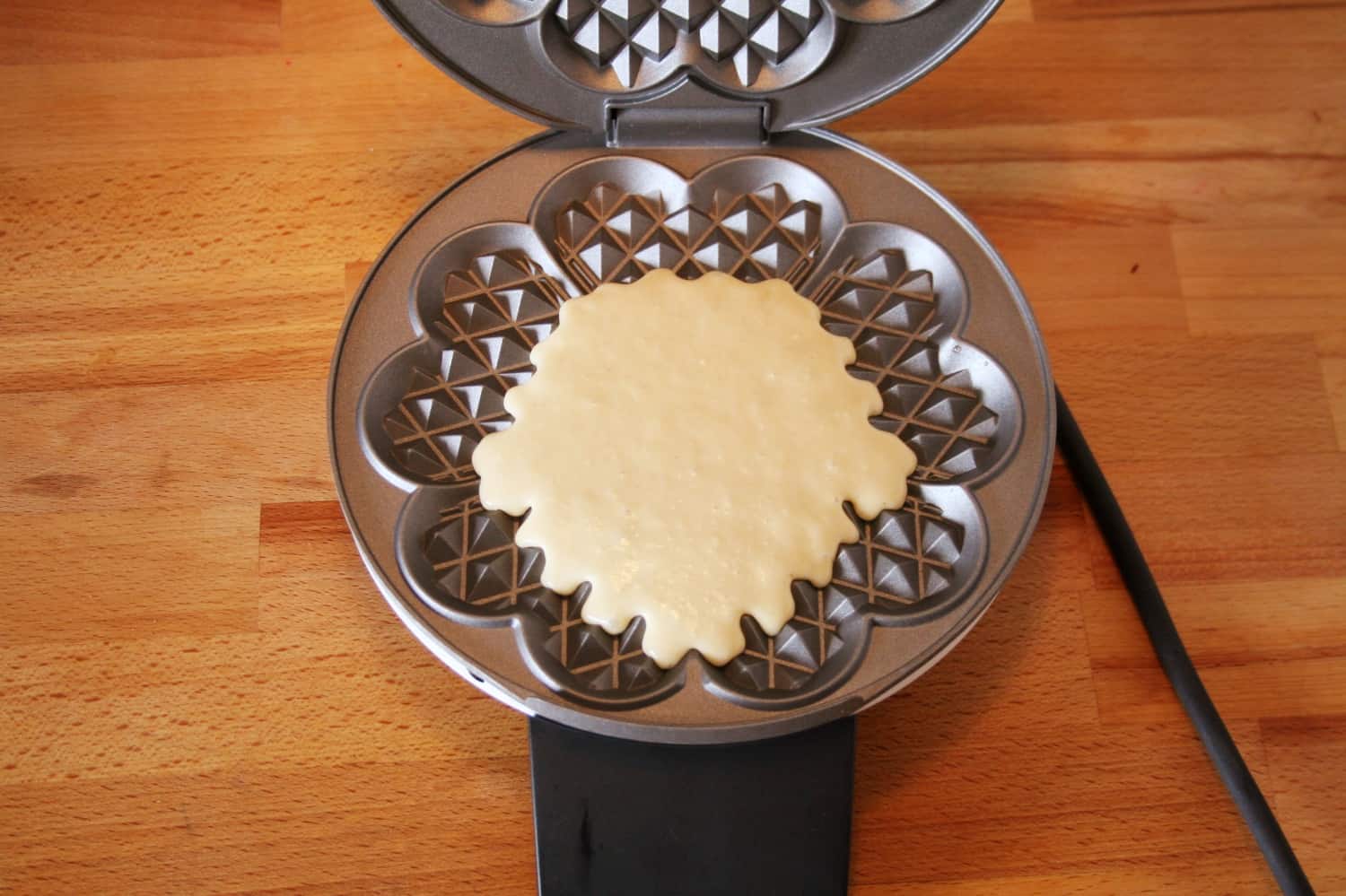Cloer 1621 Waffeleisen – mit Teig gefüllt