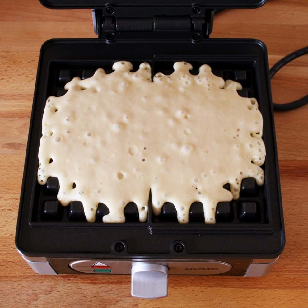 Domo DO9047W Waffeleisen – Waffelplatte mit Teig gefüllt