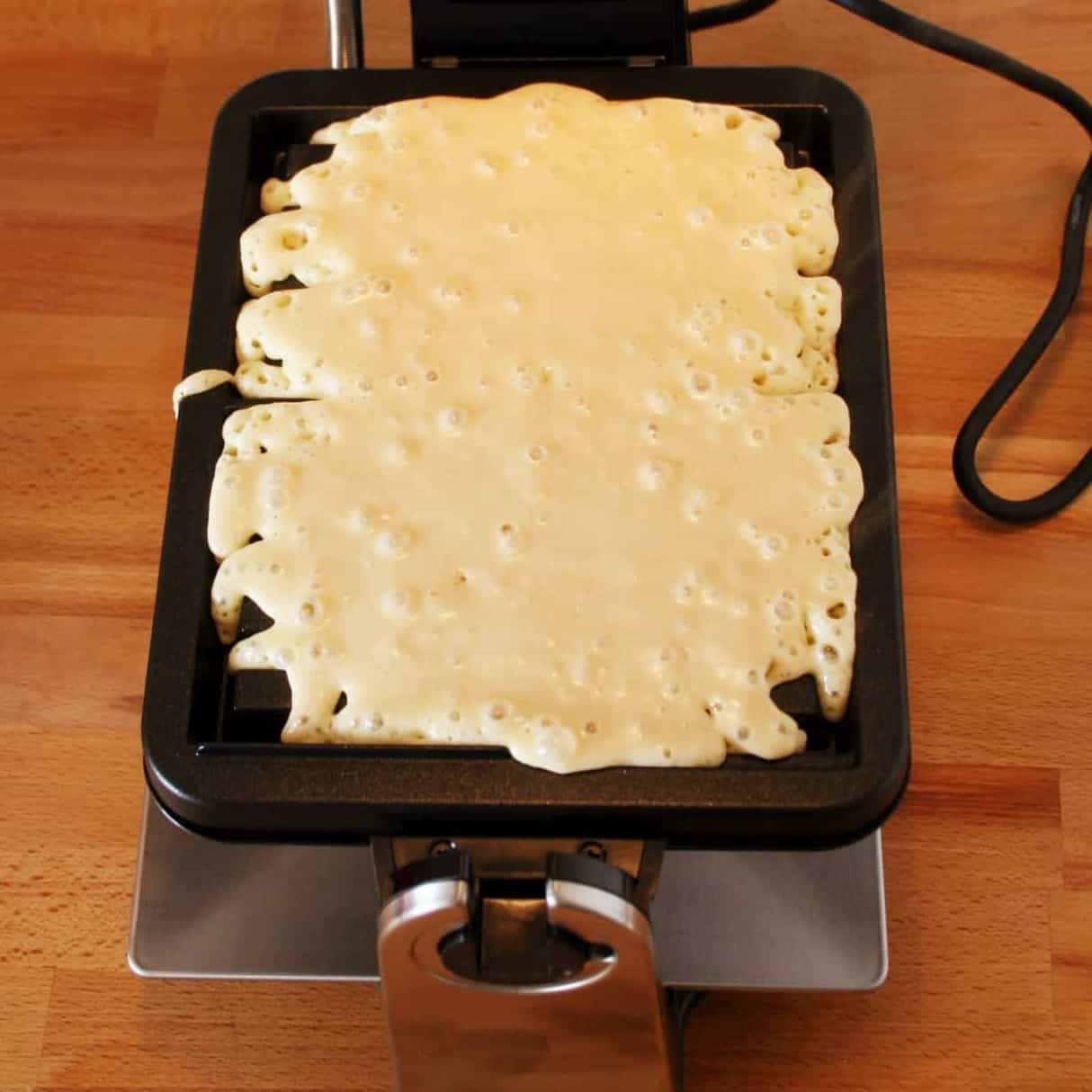 Krups FDD95D Waffeleisen – Teig eingefüllt
