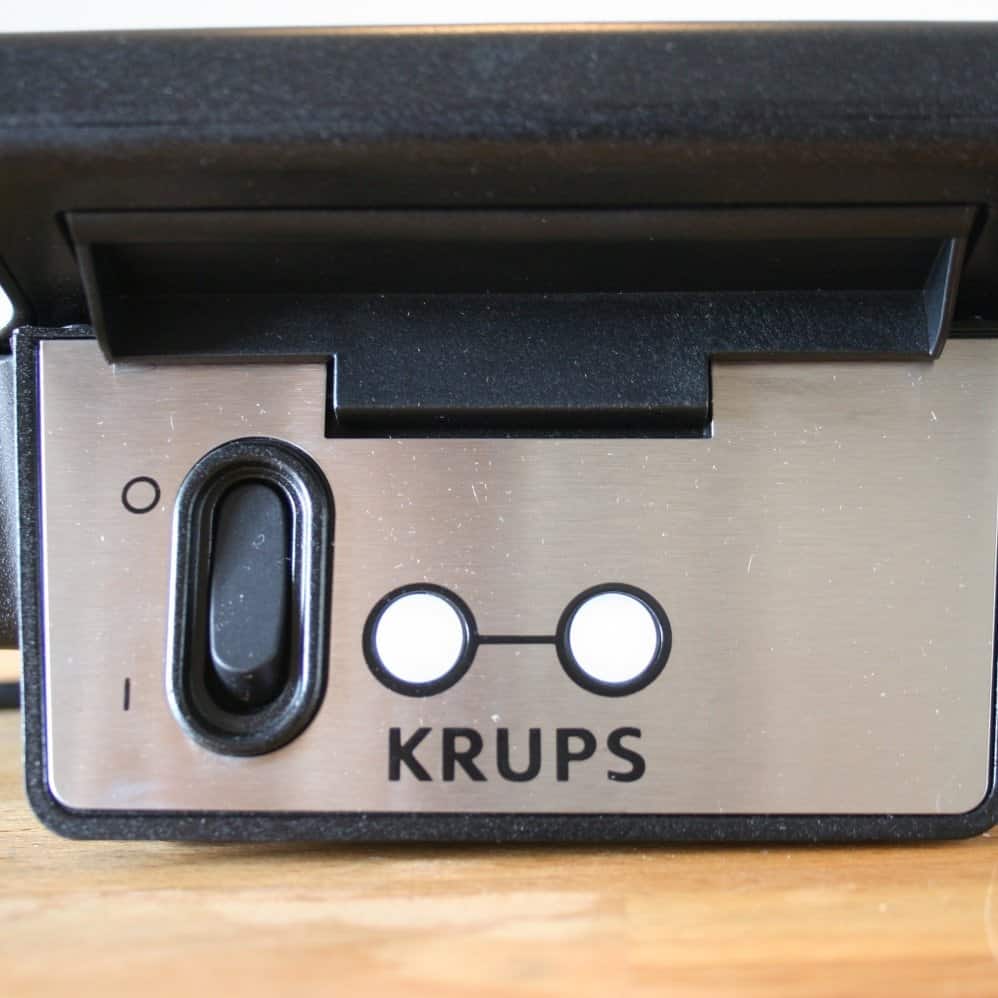 Krups FDK251 Waffeleisen – Frontansicht mit An- und Ausschalter
