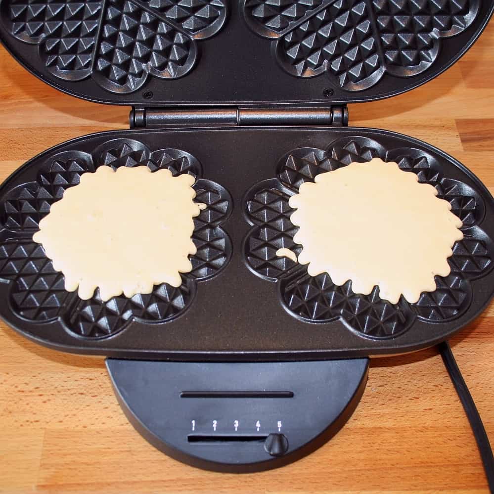 Tefal WM311D – Waffeleisen mit Teig gefüllt