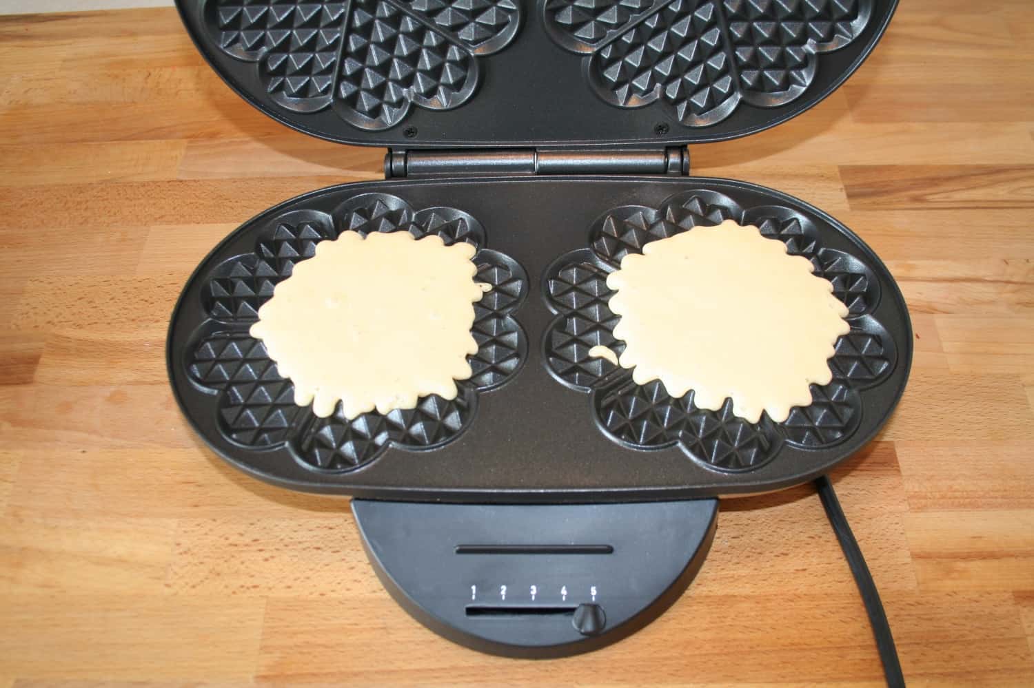 Tefal WM311D – Waffelplatten mit Teig gefüllt