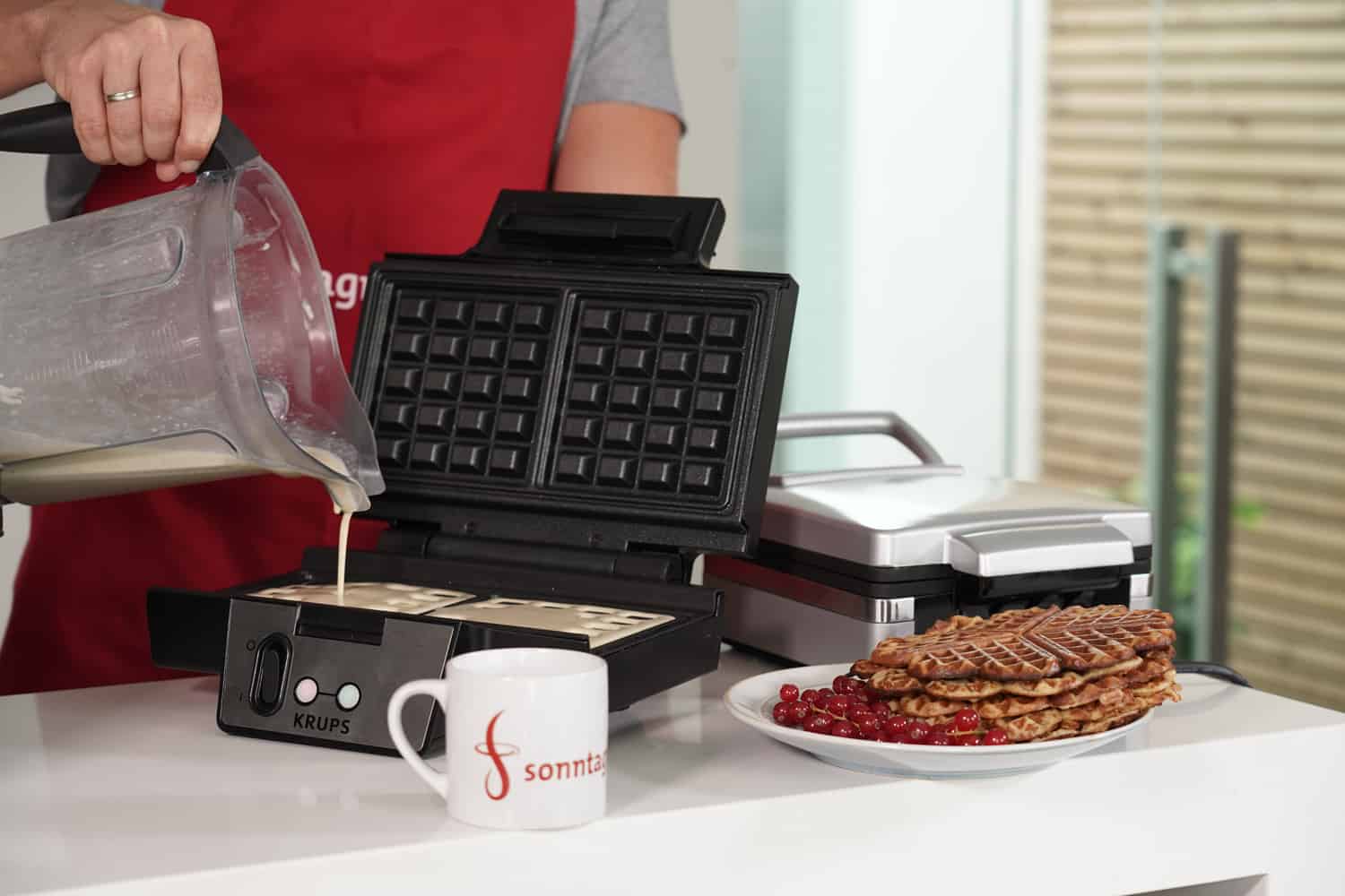 Waffeleisen mit Teig füllen