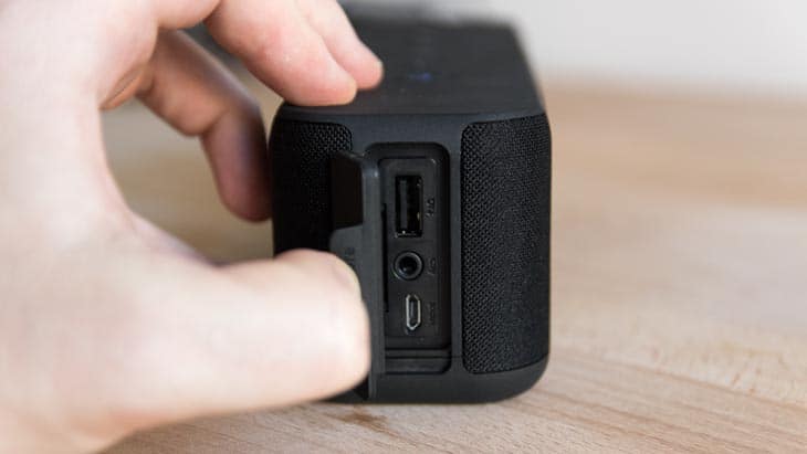 Anker SoundCore Boost Anschlüsse an der Seite