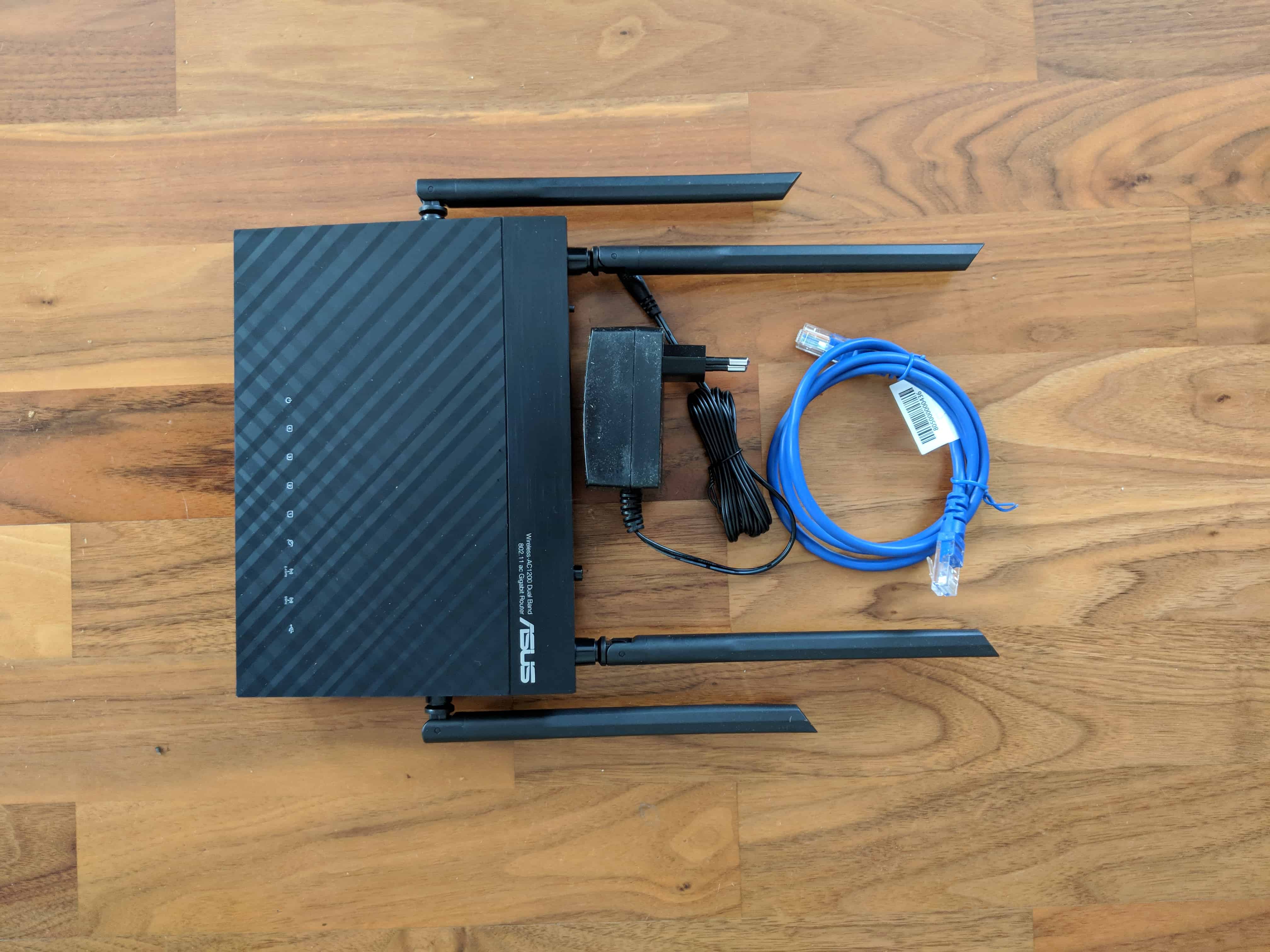 Asus RT-AC1200G Antennen vormontiert