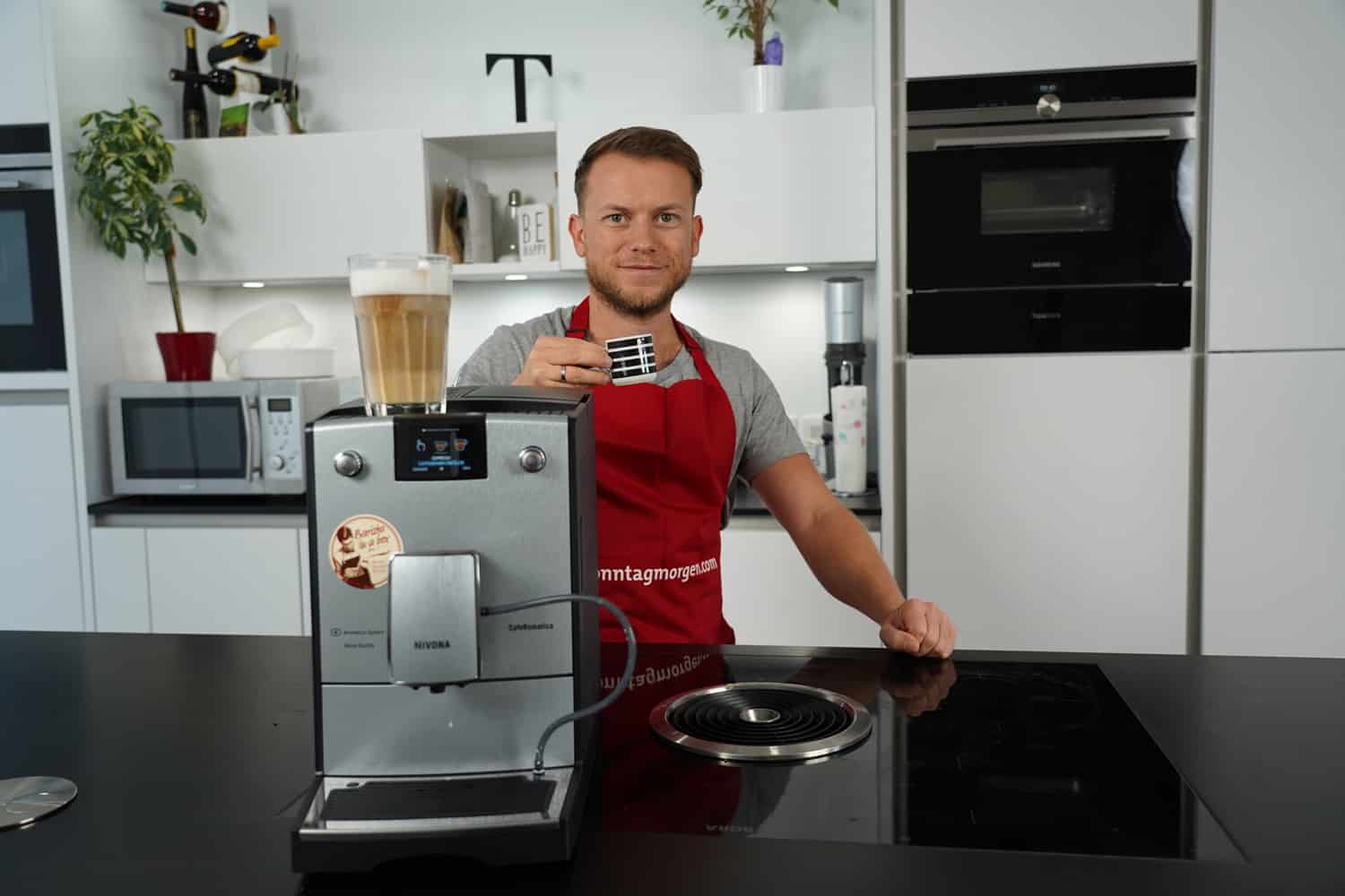 Nivona CafeRomantica Übersicht mit Arne und Getränken