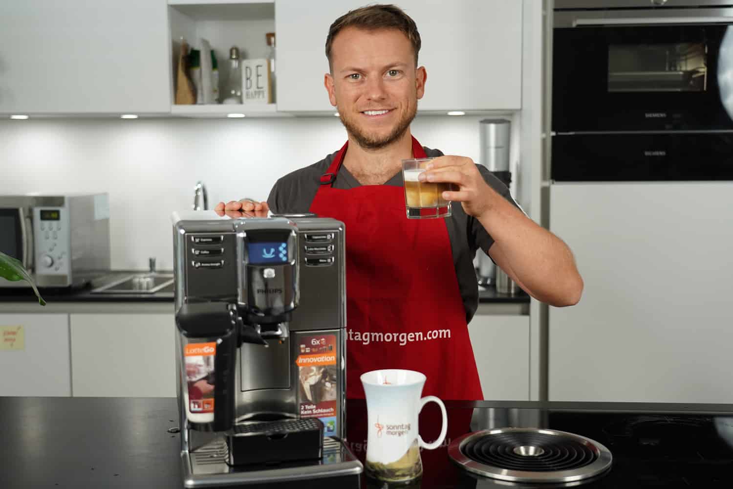 Philips LatteGo – Gerät mit Arne und fertigem Latte Macchiato