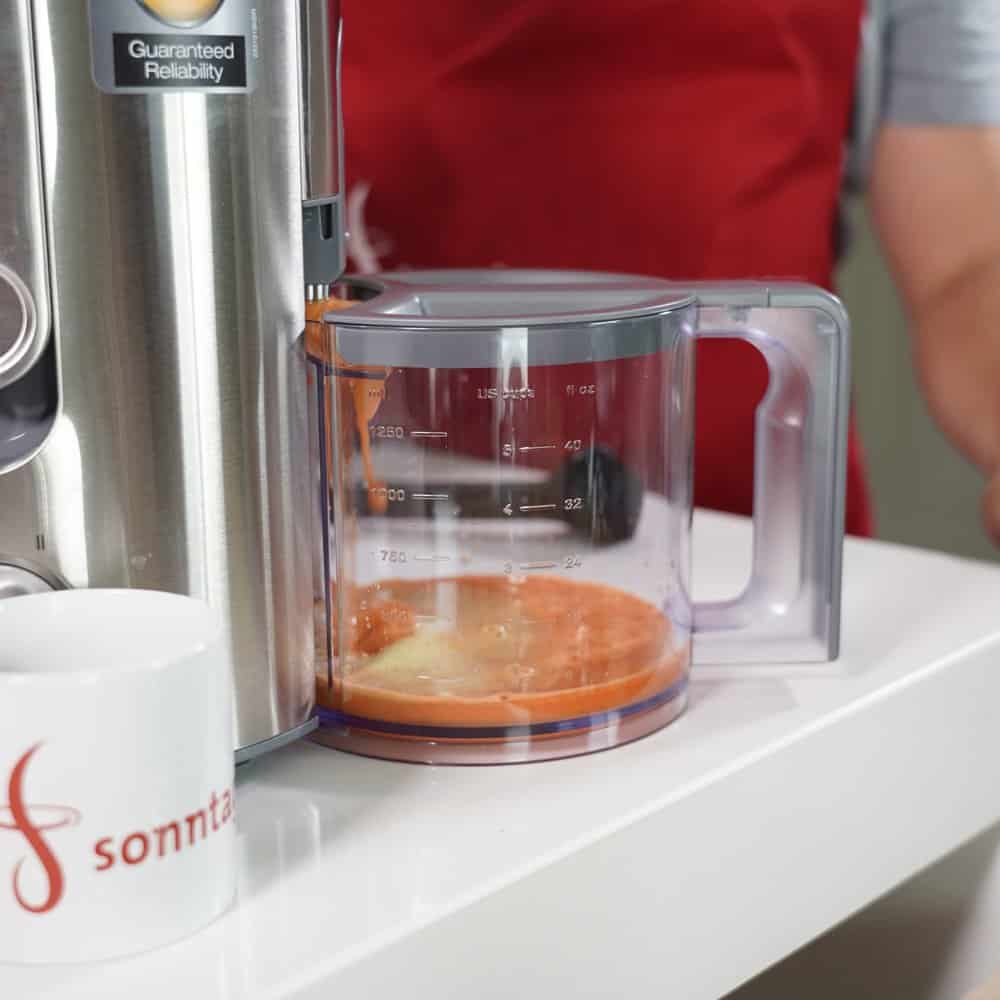 Braun Entsafter J700 - Karottensaft läuft in Kanne