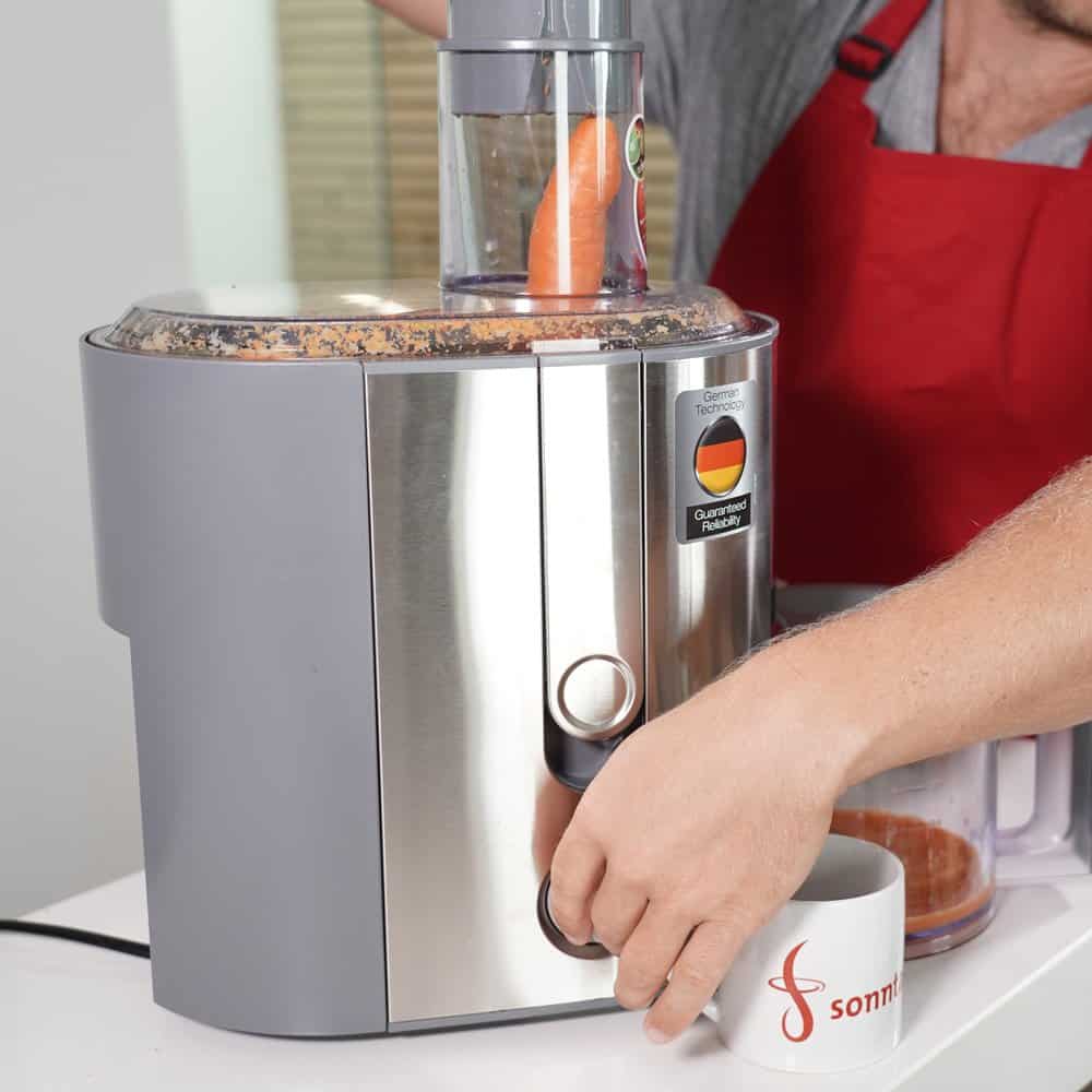 Braun Entsafter J700 - Karotten in Entsafter füllen
