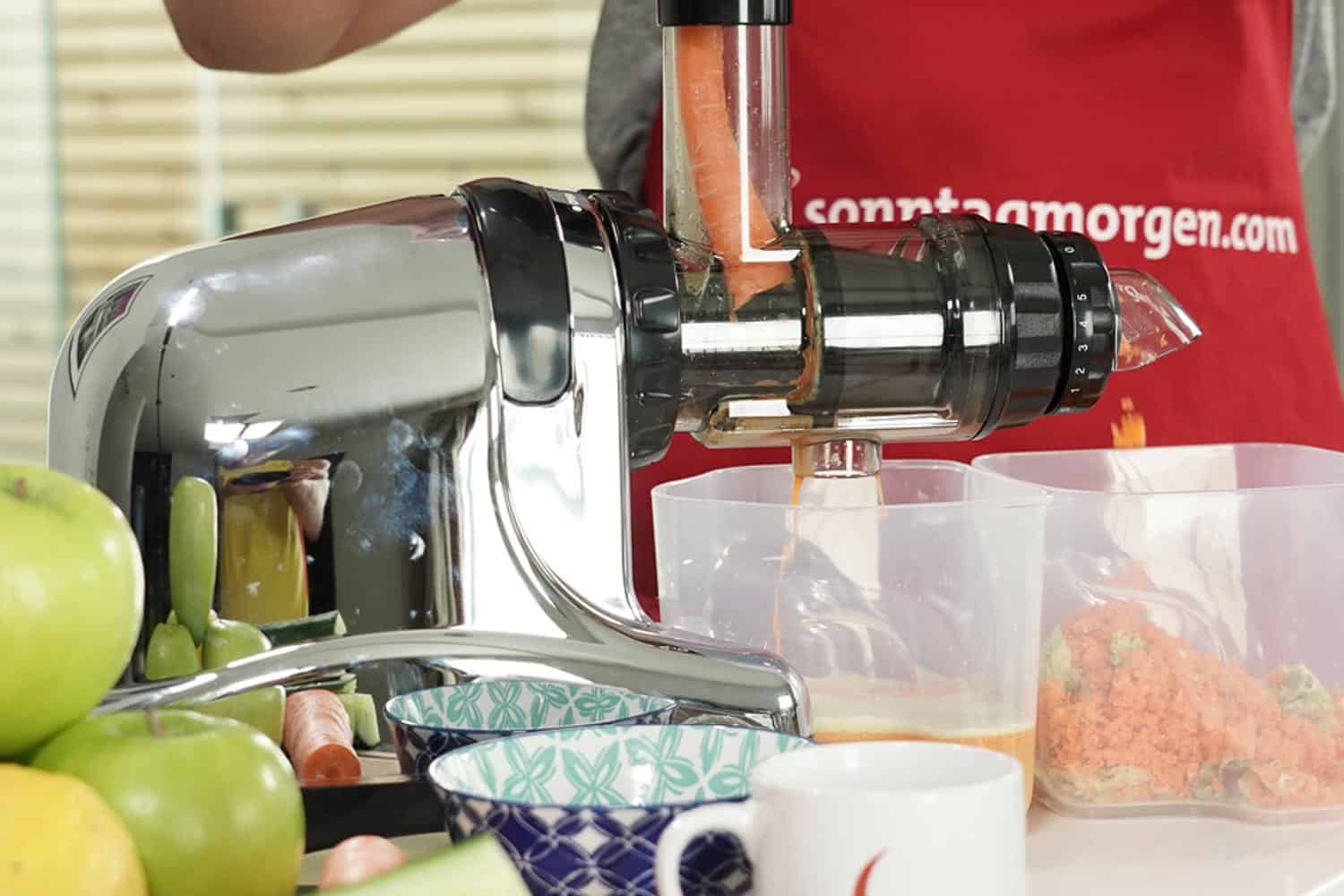 Neo SlowJuicer da-1000 bei der Arbeit
