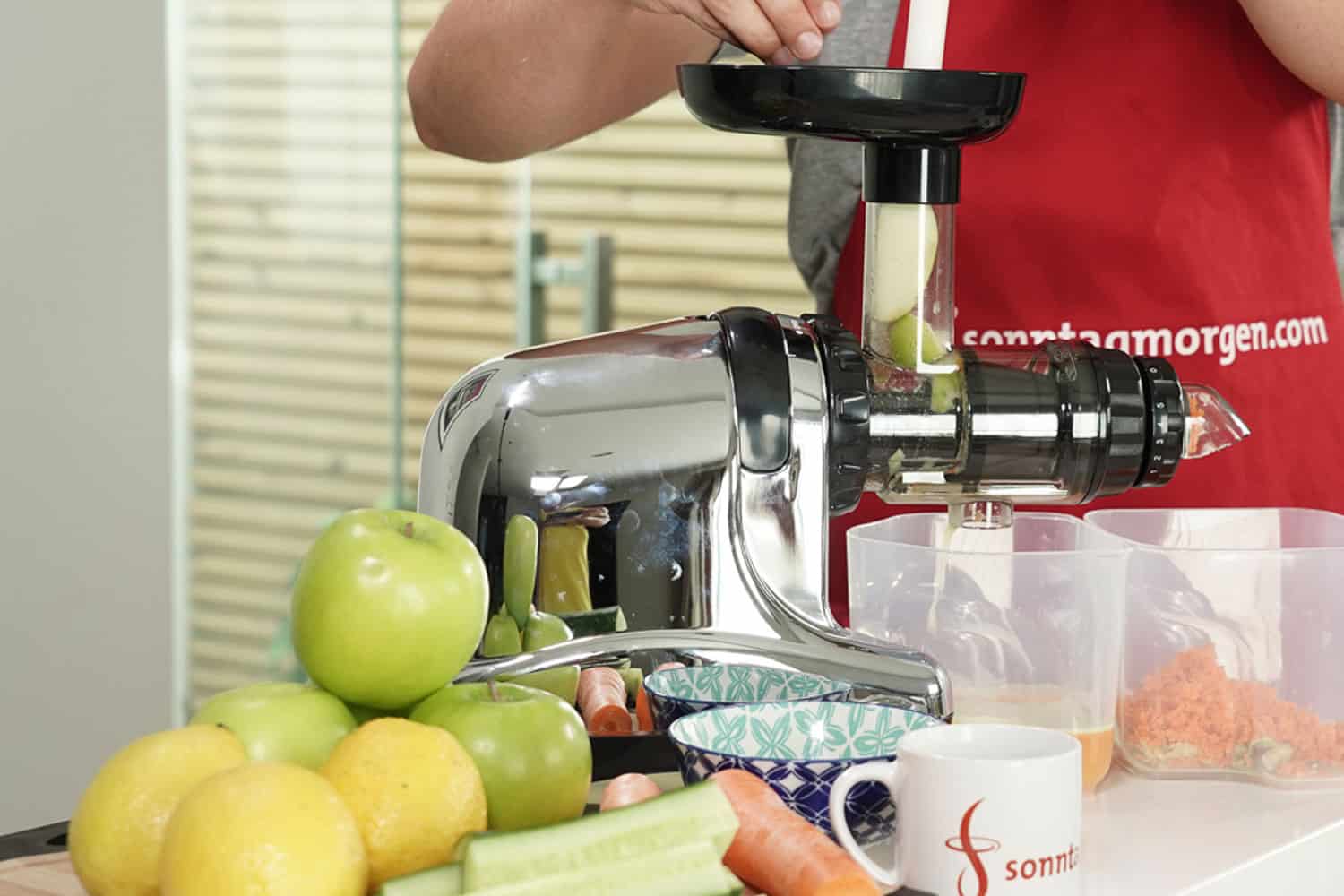 Neo Slow Juicer DA-1000 Karotten verarbeiten
