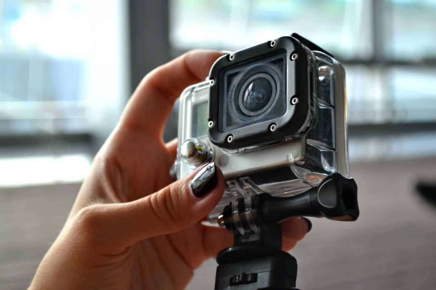GoPro Action-Kamera in der Hand