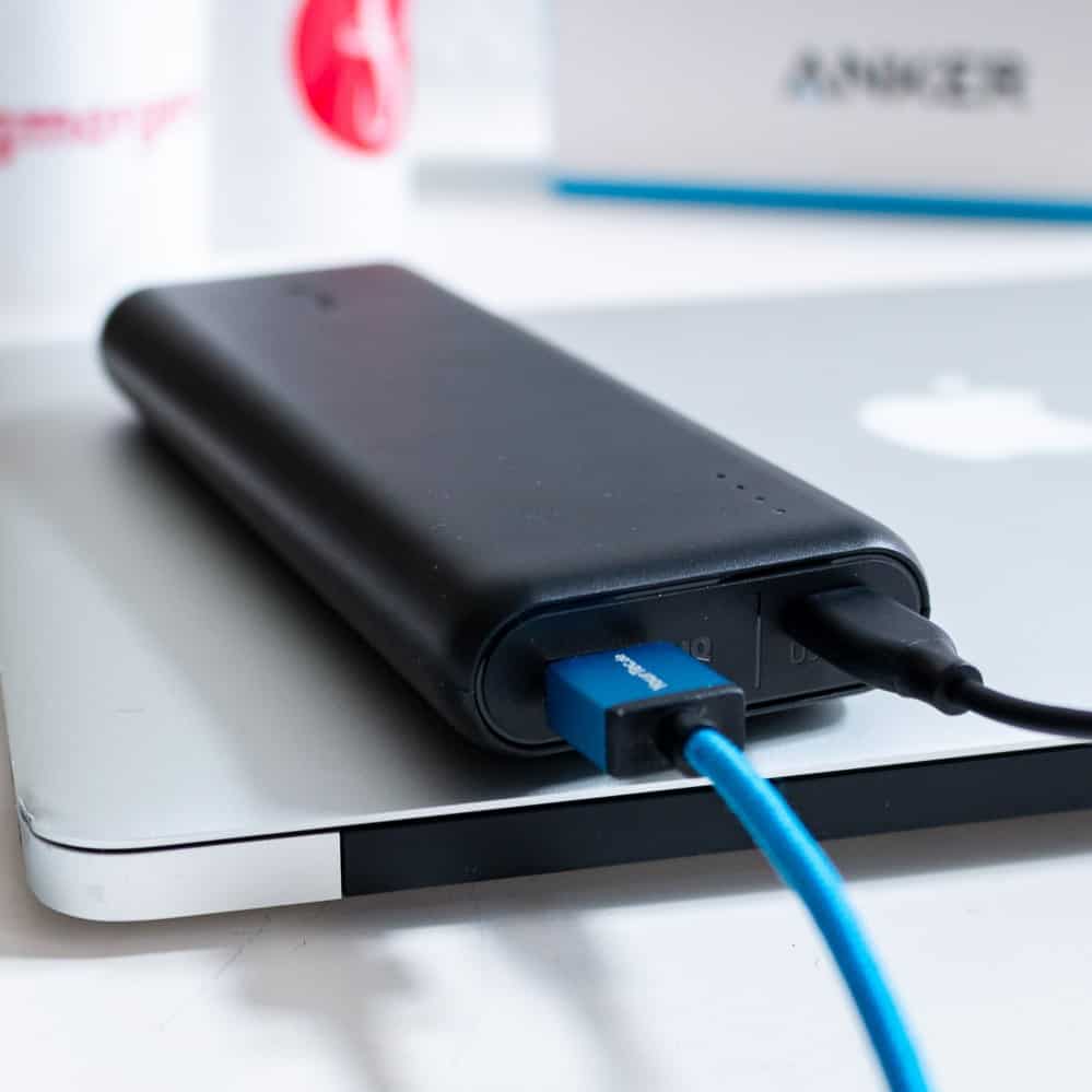Anker PowerCore Speed PD – Gerät beim Aufladen eines MacBooks