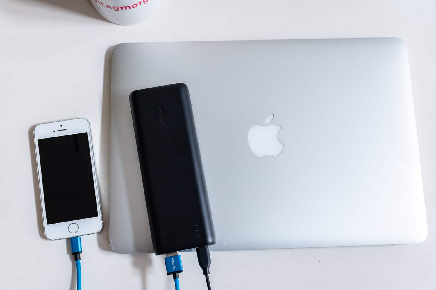 Anker PowerCore Speed mit Laptop und iPhone