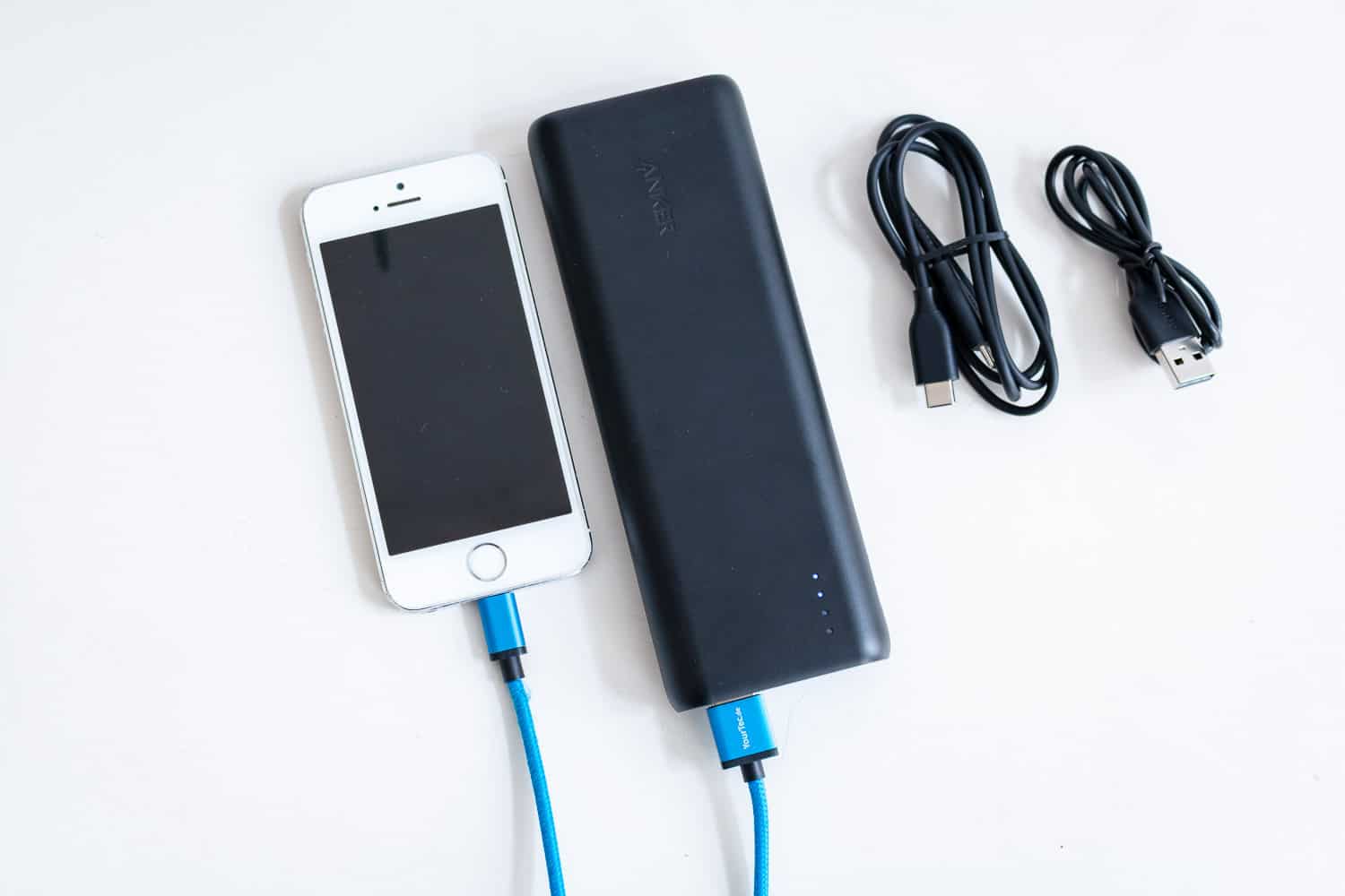 Anker PowerCore Speed beim Handy-Aufladen