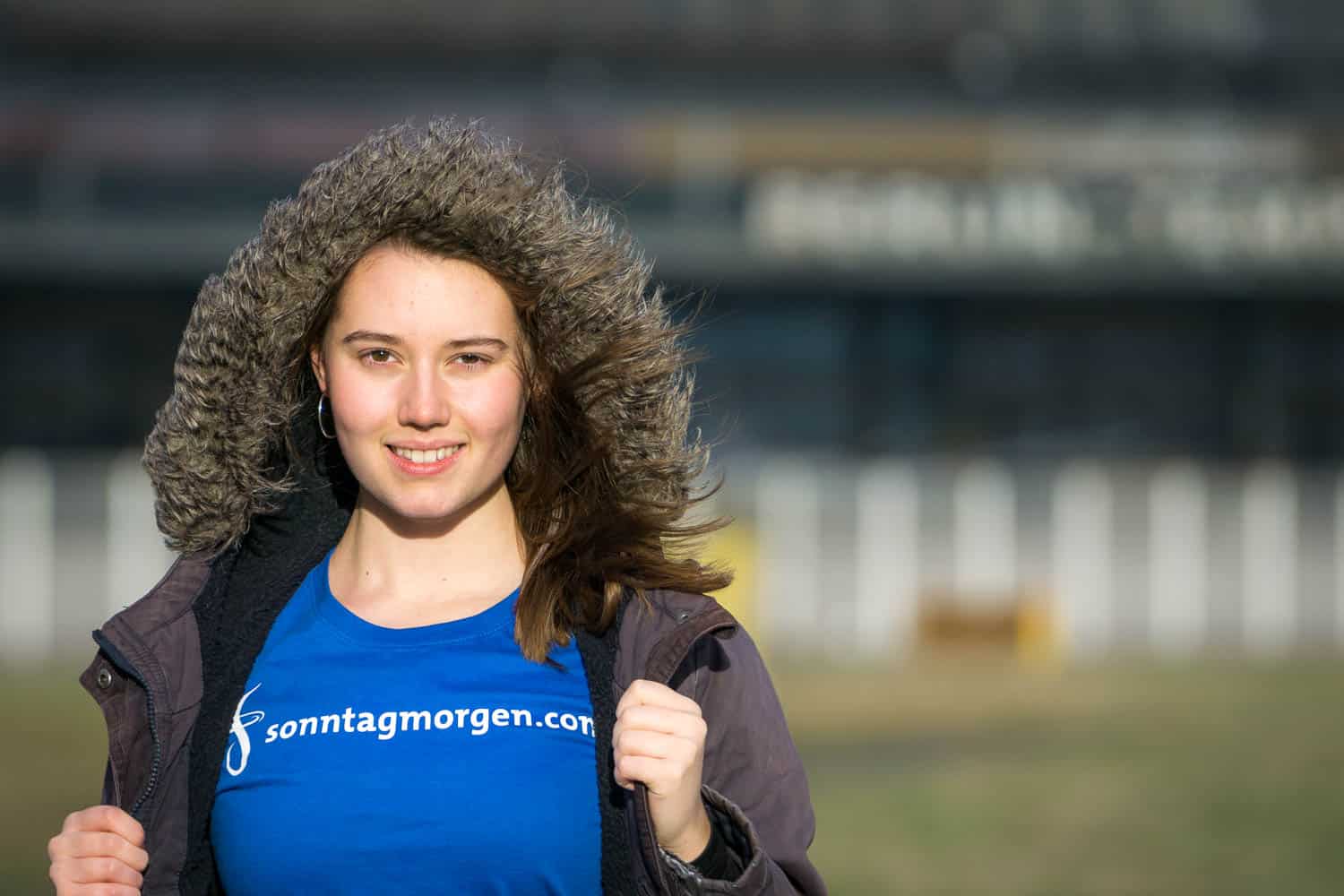 Aufnahme mit Micro Four Thirds Portrait-Objektiv junge, hübsche Frau