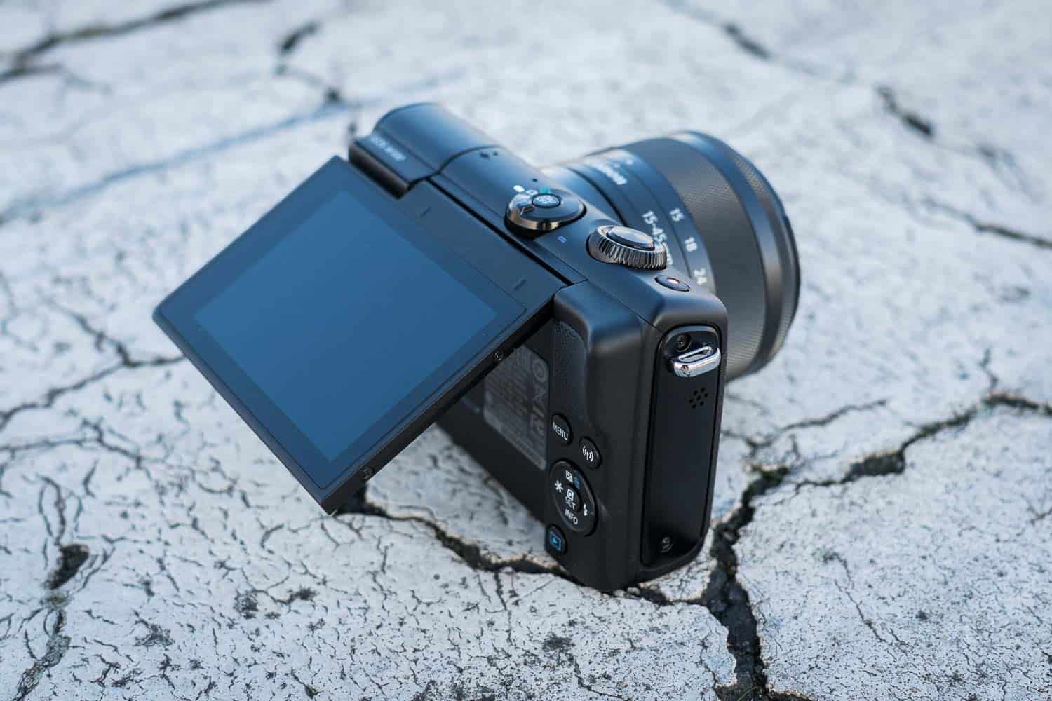 Canon EOS M100 Display ausgeklappt