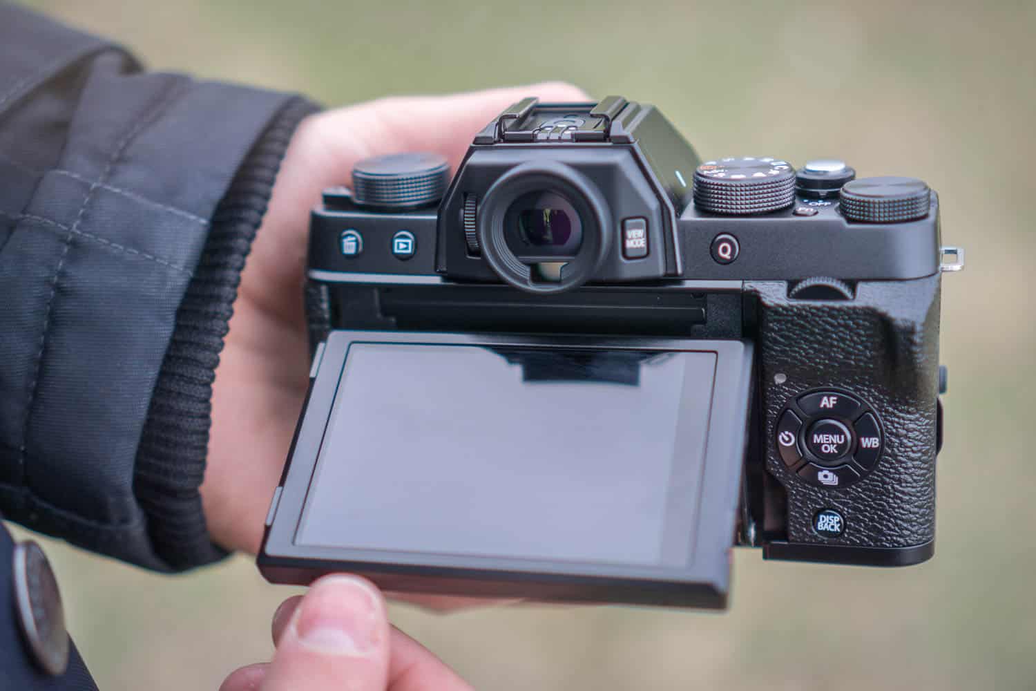 Fujifilm X-T100 mit ausgeklapptem Display