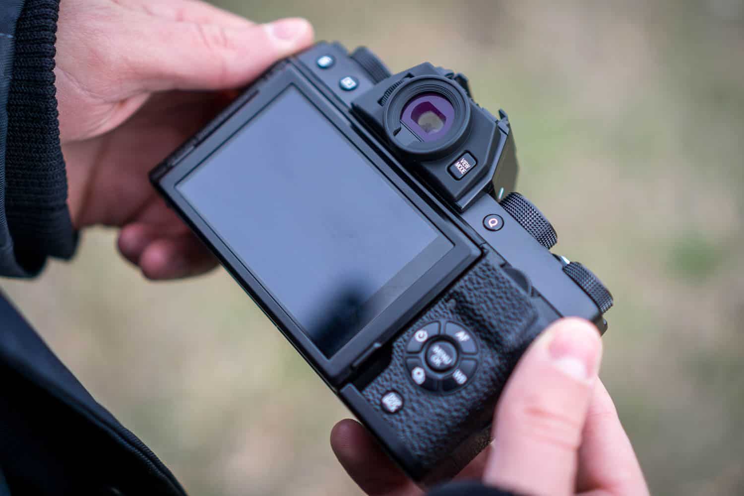 Fujifilm X-T100 in der Hand
