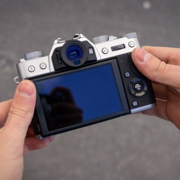 Fujifilm X-T20 Systemkamera Test in der Hand