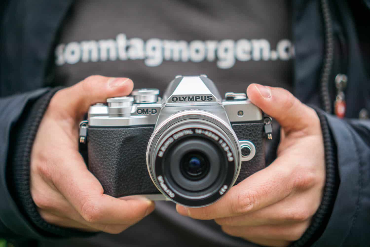 Olympus OM-D E-M10 Mark III in den Händen