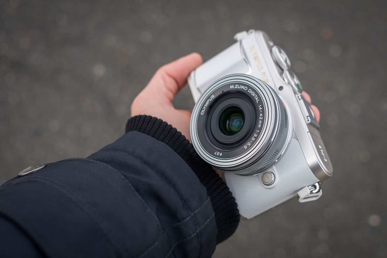 Olympus PEN E-PL9 in der Hand