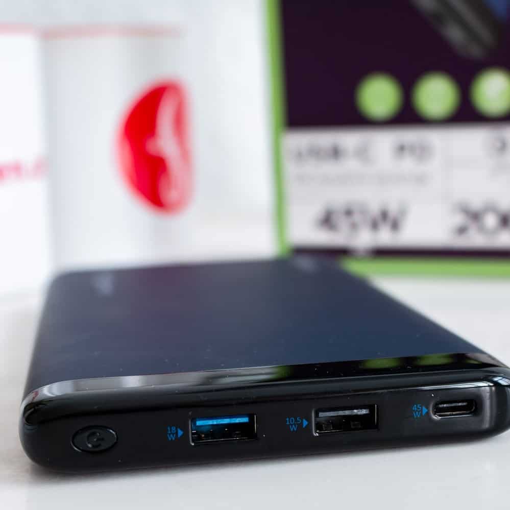 Omars USB-Powerbank – Seitenansicht mit Anschlüssen