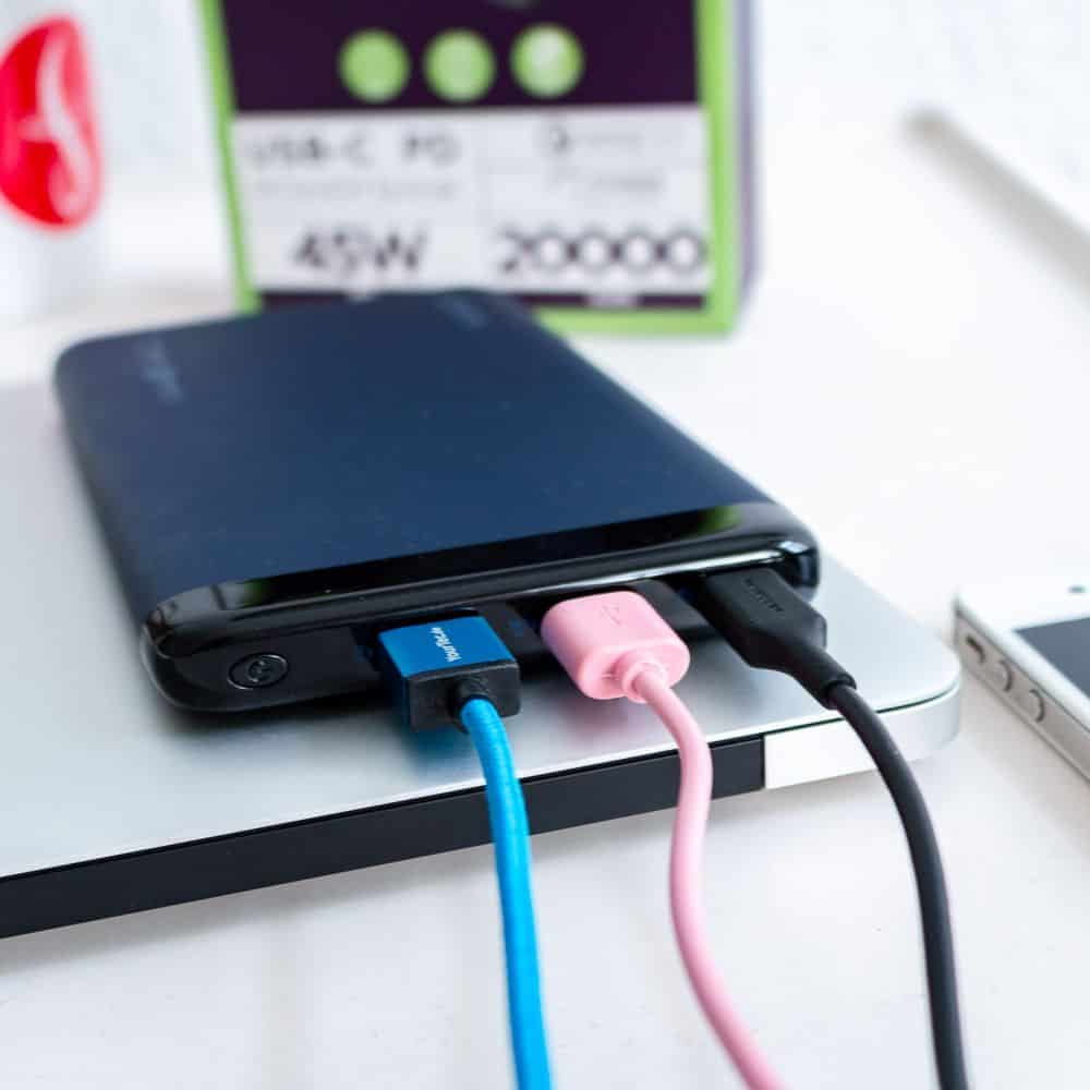 Omars USB-Powerbank – Ansicht der Seite mit Power-Button und USB-Anschlüsse