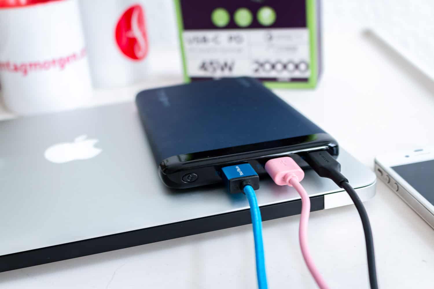 Omars USB-Powerbank – Ansicht der Seite mit Anschlüssen und eingesteckten Kabeln